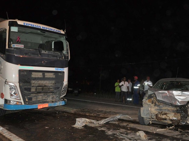 Veículos envolvidos no acidente em Eunápolis, na Bahia (Foto: Divulgação/Radar64)