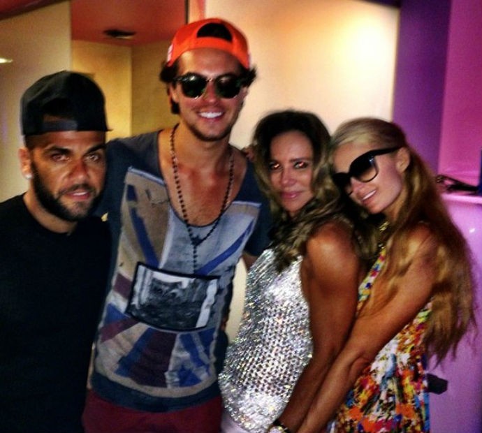 Daniel Alves na noite anterior em foto com Paris Hilton (Foto: Instagram)