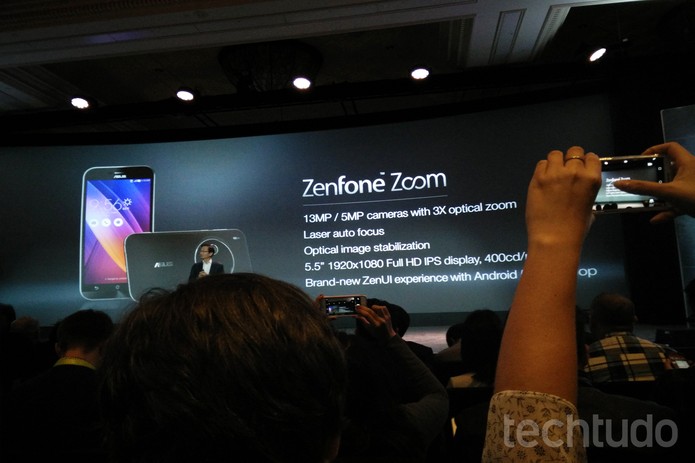 O ZenFone Zoom possui câmera traseira de 13 megapixels e zoom óptico de três vezes (Foto: Elson de Souza/TechTudo)