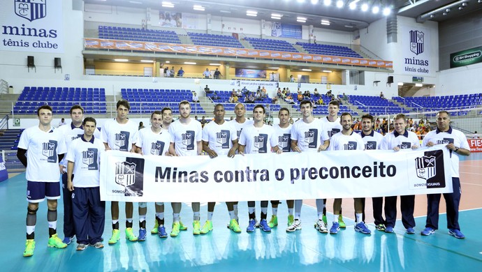 Jogadores do Minas exibem faixa em apoio a jogadora Fabiana, do Sesi-SP (Foto: Orlando Bento\ Minas Tênis)