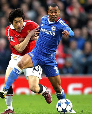 Ashley Cole na partida do Chelsea contra o Manchester United (Foto: Getty Images)