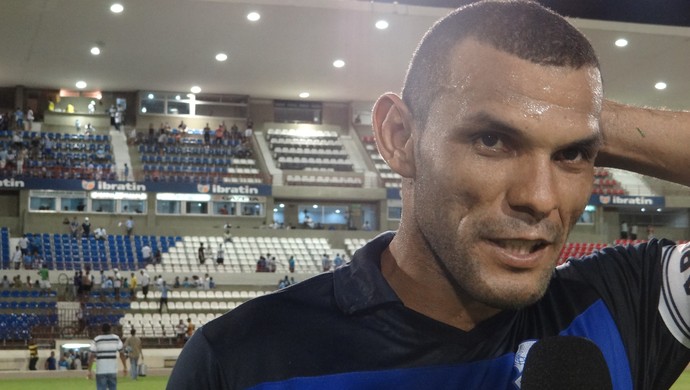 Zagueiro do CSA, Adalberto marcou seu primeiro gol com a camisa do Azulão (Foto: Caio Lorena / Globoesporte.com)