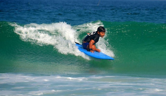 Davi Teixeira, de apenas 10 anos, controla as ondas mesmo com limitações (Foto: Regina Tolomei)