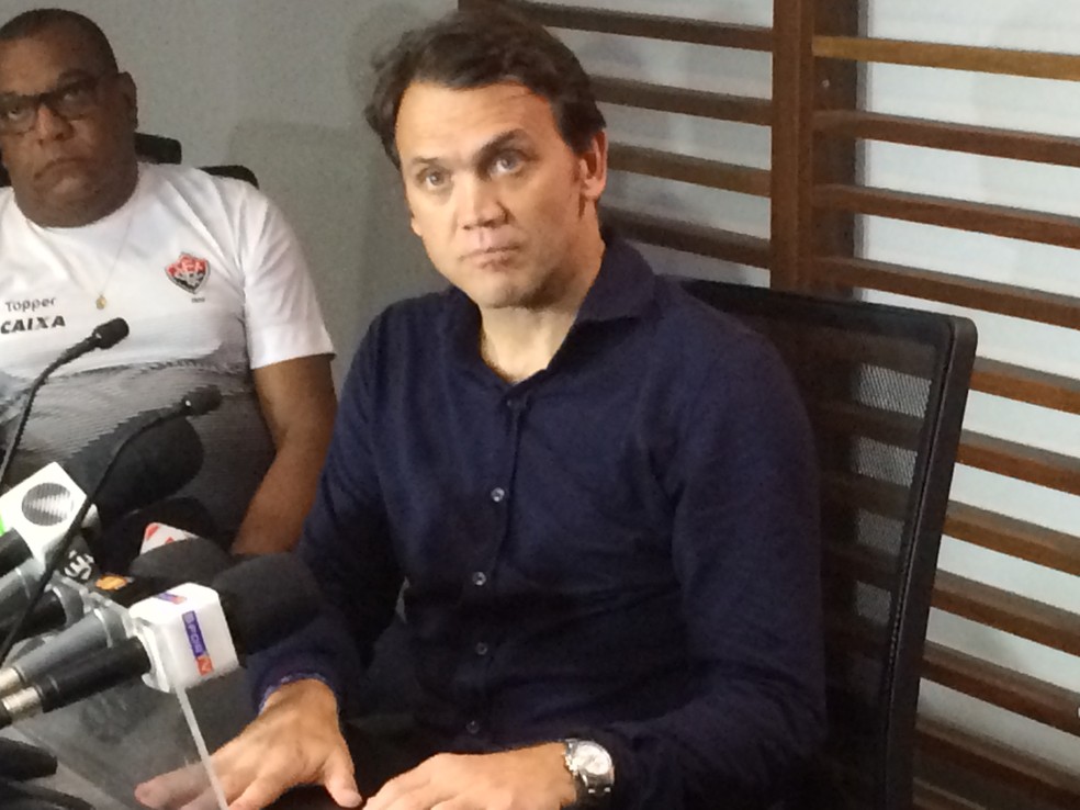 Petkovic concede entrevista coletiva após derrota para o Coritiba (Foto: Ruan Melo)