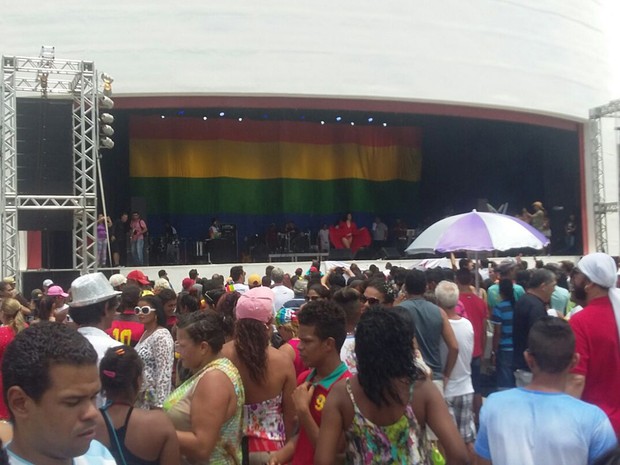 Shows e DJs animam a concentração na Parada da Diversidade (Foto: Katherine Coutinho/G1)