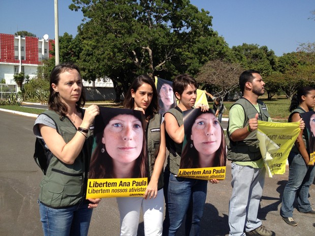 Manifestantes do Greenpeace carregam cartazes com fotos da bióloga brasileira detida (Foto: Luciana Amaral/G1)