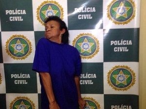 Deusamar deu um "beijo no ombro" após ser apresentada (Foto: Fernanda Rouvenat/G1)