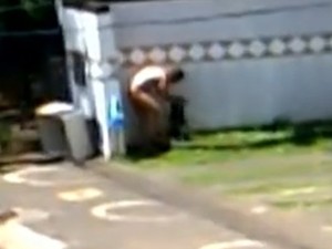 Homem também foi flagrado tomando banho nu em estacionamento (Foto: Reprodução/TV Anhanguera)