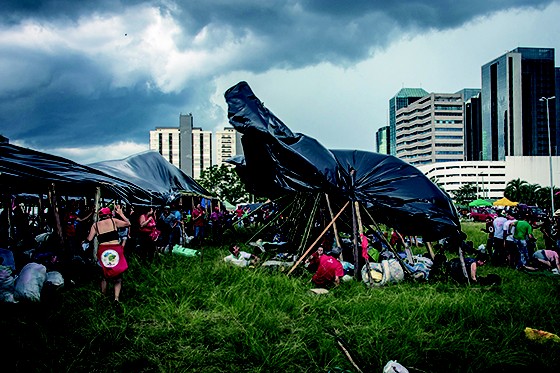 NUVEM NEGRA  Após o anúncio da condenação de Lula, uma chuva torrencial atingiu  o acampamento da militância petista, derrubando até barracas (Foto:  Arthur Kolbetz)