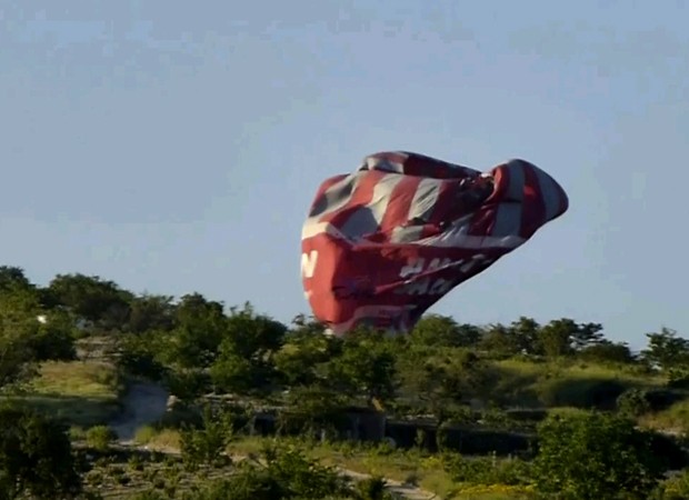 Reprodução de vídeo mostra balão que colidiu na Capadócia (Foto: AFP)