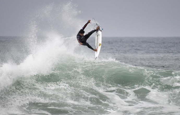 Alex Ribeiro x Julian Wilson repescagem Trestles surfe (Foto: Divulgação/WSL)