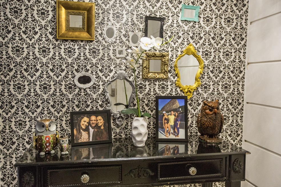 Decoração logo na entrada do apartamento de Emilly (Foto: Felipe Monteiro / Gshow)