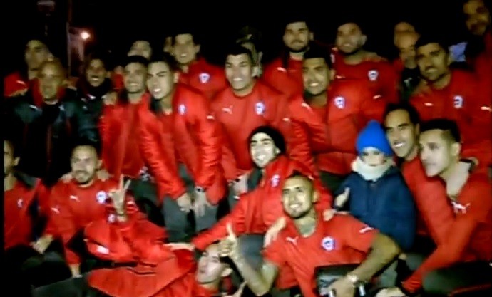 Jogadores do Chile comemoram rua CT