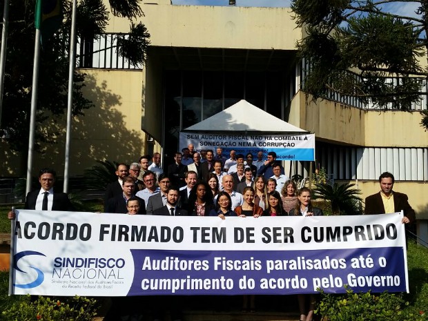 Auditores da delegacia da Receita Federal em Foz do Iguaçu também exigem o cumprimento do acordo feito com o governo (Foto: Sindifisco - Foz do Iguaçu / Divulgação)