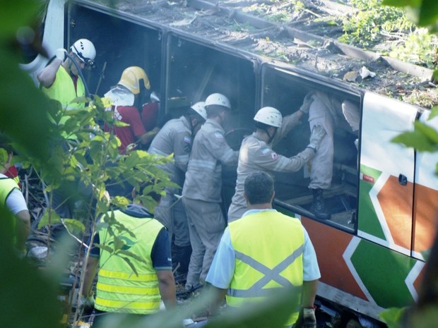 Ônibus tombou quando motorista tentou desviar de um caminhão que fazia ultrapassagem poribida, no Espírito Santo (Foto: Reprodução/TV Gazeta)
