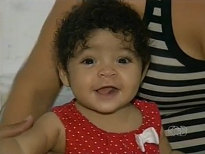 O sorriso da pequena Rafaela Sousa Ferreira é o que dá forças para a família (Foto: Reprodução/TV Anhanguera)