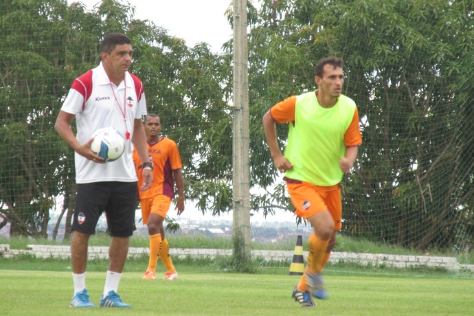 Flávio Araújo e Siderval - Treino River-PI (Foto: Emanuele Madeira/GLOBOESPORTE.COM) Flávio Araújo e Siderval - Treino River-PI (Foto: Emanuele Madeira/GLOBOESPORTE.COM)