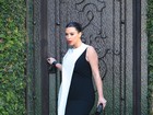 Elegante, Kim Kardashian exibe barrigão ao sair de casa