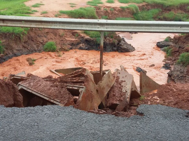 Enorme cratera engoliu parte da rodovia MS-295, em Paranhos, no sul do estado (Foto: Defesa Civil de Paranhos/Divulgação)