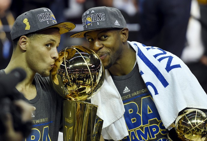 Stephen Curry e Andre Iguodala beijam taça de cmapeão da NBA (Foto: Reuters)