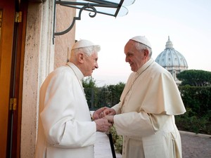 O Papa Francisco (dir.) cumprimenta o Papa emérito Bento XVI no monastério Mater Ecclesiae, no Vaticano. Dias antes, Francisco ligou para Bento XVI e desejou um 'Feliz Natal'. (Foto: Reuters/Osservatore Romano)
