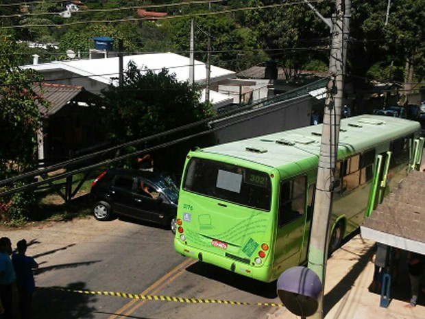 Motorista se fere em acidente entre carro e ônibus em São José, SP (Foto: Juliana Vieira Barreto de Souza/ Vanguarda Repórter)