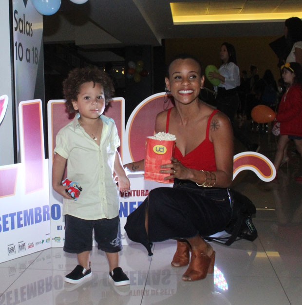 Aline Wirley e o filho, Antonio (Foto: Wallace Barbosa/AgNews) Aline Wirley e o filho, Antonio (Foto: Wallace Barbosa/AgNews)