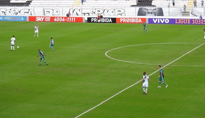 Palmeiras pressiona a saída de bola da Ponte no início da partida (Foto: GloboEsporte.com)