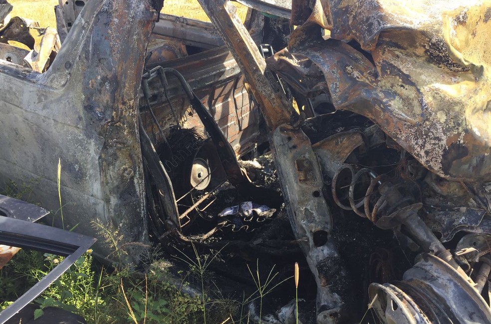 Passageiro, de 66 anos, não conseguiu deixar o carro e morreu no local (Foto: Claudinei Troiano/TV Fronteira)
