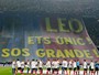Homenageado com bandeirão, Messi marca em tranquila vitória do Barça