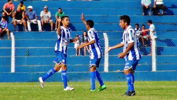Meia Damião comemora com os companheiros o belo gol de voleio marcado ainda no primeiro tempo (Foto: Henrique Pereira/ GloboEsporte.com)