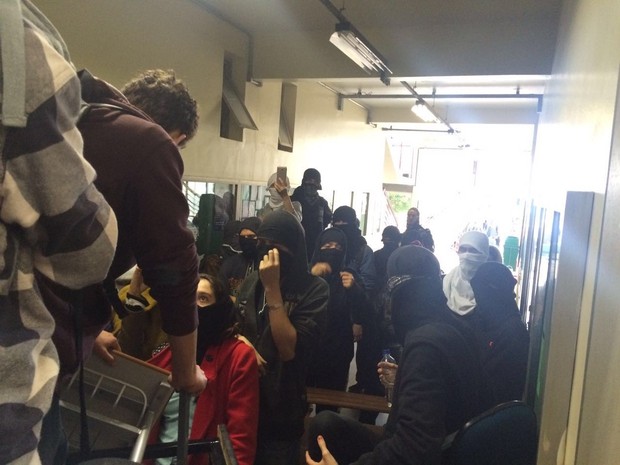 Muitos estudantes que ocupam o campus estão mascarados  (Foto: Karine Garcia / RPC)