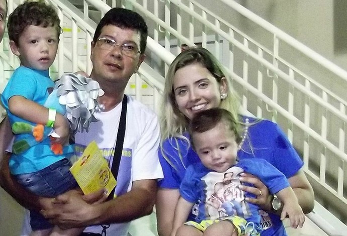 Descrição da imagem: pai, esposa e os dois filhos na torcida por Daniel Dias (Foto: Reprodução / Facebook) Descrição da imagem: pai, esposa e os dois filhos na torcida por Daniel Dias (Foto: Reprodução / Facebook)