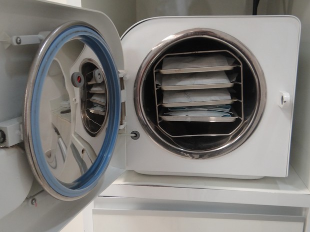 Autoclave, aparelho indicado para esterilizar equipamentos como alicates e espátulas (Foto: Michelle Farias/G1)