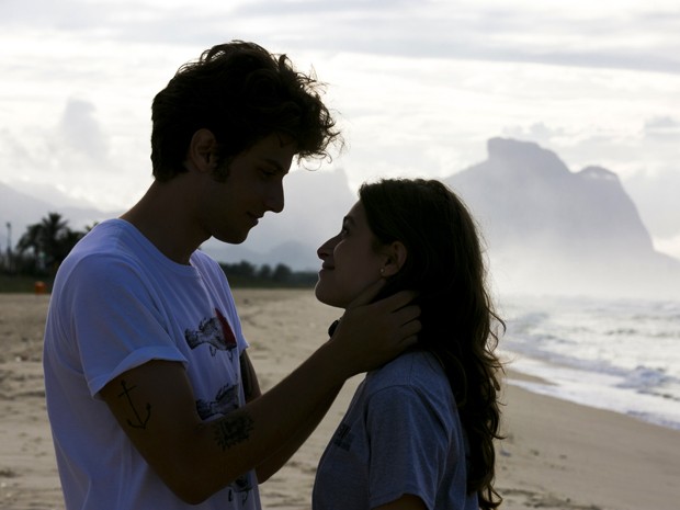 Os dois interpretam o casal Rafael e Laís em Babilônia (Foto: Ellen Soares/Gshow)