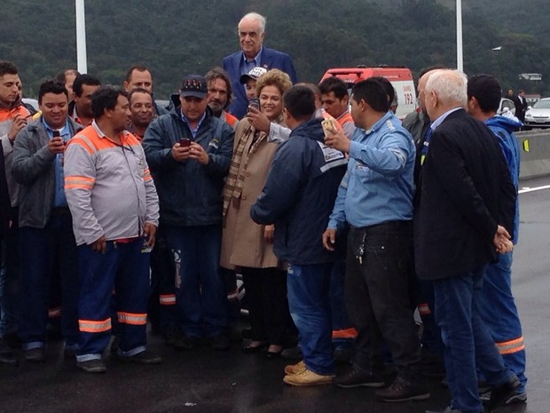 Dilma tirou fotos com operários da Ponte de Laguna (Foto: Gabriel Felipe/RBS TV)