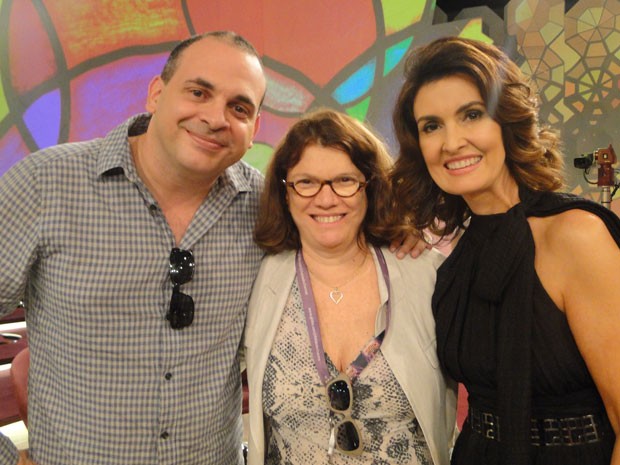 Denise Saraceni grava cena no Encontro e posa para foto com Fátima Bernardes e Fabrício Mambert (Foto: Encontro com Fátima Bernardes/ TV Globo)
