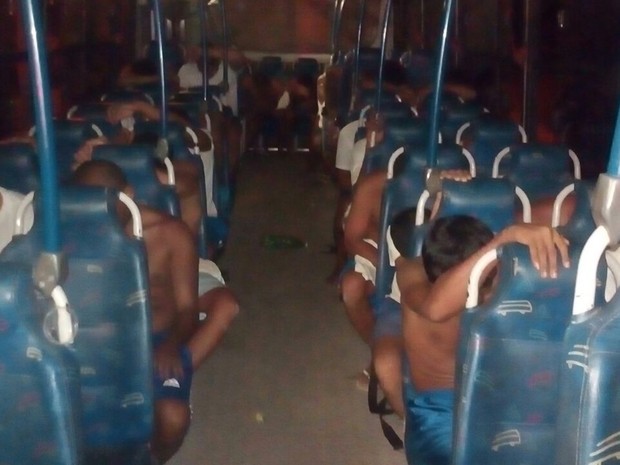 Presos que deveriam ser transferidos de Parnamirim para Alcaçuz tiveram que ser levados para Natal; ônibus de turismo locado fez o transporte (Foto: G1/RN)