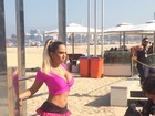 Mulher Melão grava para TV alemã na Praia de Copacabana