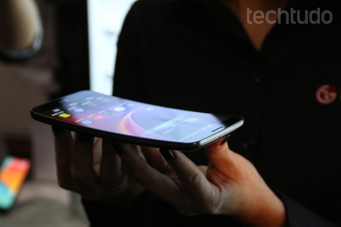 LG G Flex: top de linha e jeitão de celular excêntrico (Foto: Foto: Fabricio Vitorino/TechTudo) LG G Flex: top de linha e jeitão de celular excêntrico (Foto: Foto: Fabricio Vitorino/TechTudo)