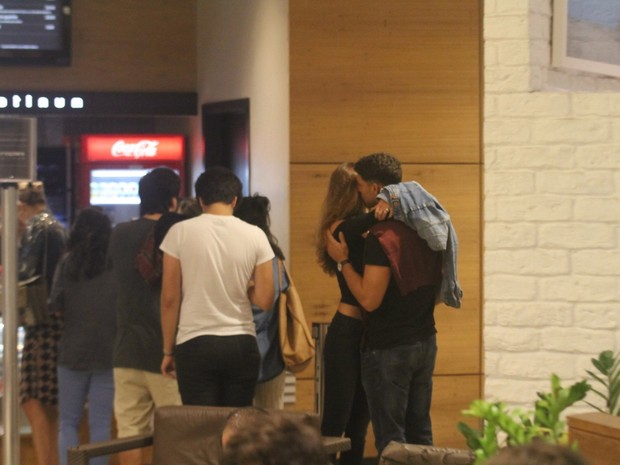 Cauã Reymond e a namorada, Mariana Goldfarb, em shopping em São Conrado, Zona Sul do Rio (Foto: Daniel Delmiro/ Ag. News)