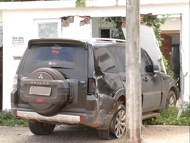 G Motorista Perde Controle Da Dire O E Atinge Muro De Uma Casa Em