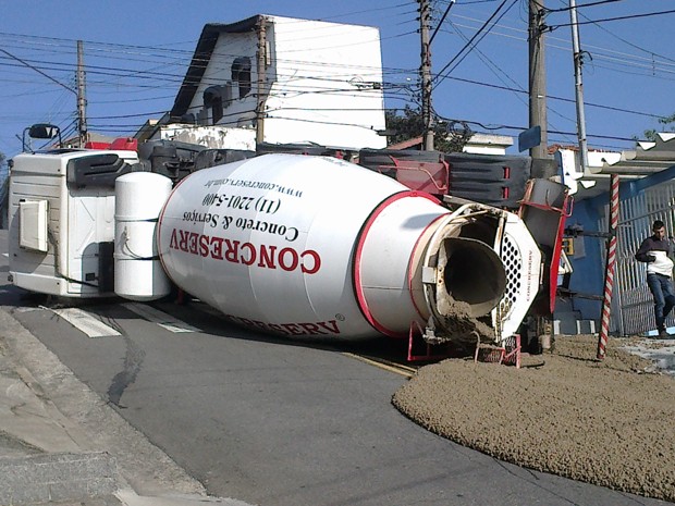 G Caminh O De Concreto Tomba Ao Tentar Fazer Curva Em Santo Andr