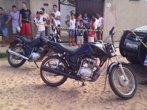 Duas motos apreendidas no local em uma casa na Vila Bandeirantes (Foto: Yara Pinho/G1)