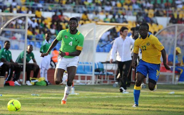 Adebayor contra a seleção de Gabão (Foto: Gabon Review)
