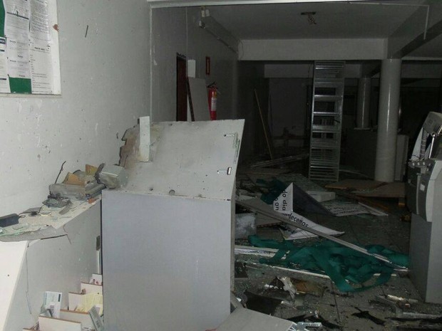PM procura por suspeitos de explodir agência bancária em Itaúna, MG (Foto: Polícia Militar/Divulgação) PM procura por suspeitos de explodir agência bancária em Itaúna, MG (Foto: Polícia Militar/Divulgação)