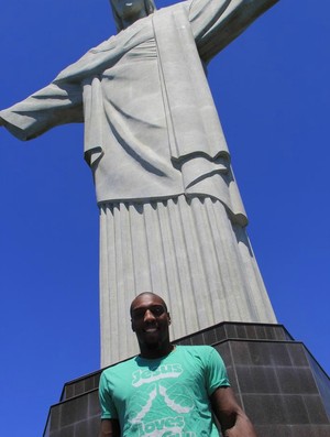 Phil Davis posa aos pés do Cristo Redentor no Rio de Janeiro (Foto: Reprodução/Twitter)