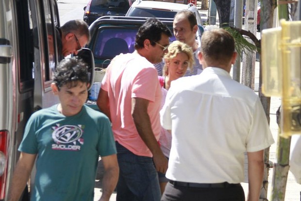 Shakira almoça com os pais e o filho (Foto: Dilson Silva / AgNews)
