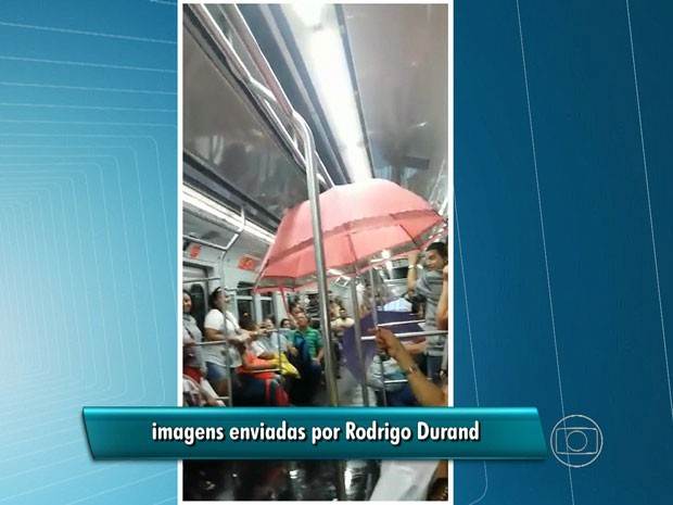 Goteira dentro do metrô obrigou passageiros a abrir guarda-chuva.  (Foto: Reprodução / TV Globo)