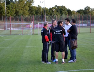 Paulo Autuori conversa com Gustavo Vieira de Oliveira (Foto: Site Oficial / saopaulofc.net)